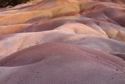 7 couleurs oscillant entre l’ocre, le marron, le rouge et le violacé (dues à la présence de cendres volcaniques contenant des oxydes minéraux de couleurs différentes)